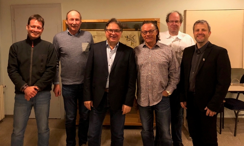 2. Vorsitzender Henrik Nünning, Ulli Harbort, Dirigent Uwe Nanko, Kassenwart Frank Schulz, Schriftführer Peter G. Matzuga und 1. Vorsitzender Frank Senne
Auf dem Bild fehlt: Dirigent Tobias Joppe. Foto: Peter Matzuga