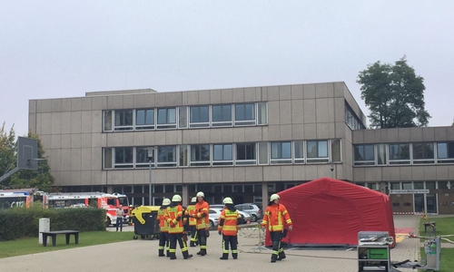 Großeinsatz an der Heinrich-Büssing-Schule. Einsatzleiter André Völzke erklärt die Lage. Foto: Anke Donner