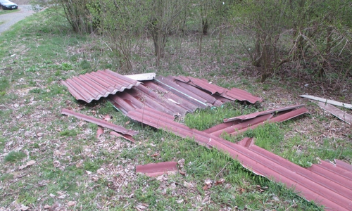 Diese Platten wurden von einem Unbekannten entsorgt. Foto: Polizei