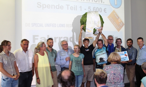 Alle freuten sich bei der symbolischen Übergabe des Schecks und eines Siegerkranzes. Foto: Evangelische Stiftung Neuerkerode
