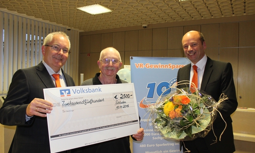 Vorstand der Volksbank Nordharz, Hans-Dieter Reichelt und der stellvertretende Geschäftsstellenleiter Klaus Jendretzki gratulierten dem Gewinner Heinz-Georg Rakete (mitte). Foto: Anke Donner 