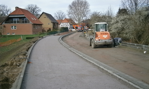Arbeiten am Geh- und Radweg sowie der Fahrbahn in der Stellfelder Straße. Foto: Stadt Wolfsburg.
