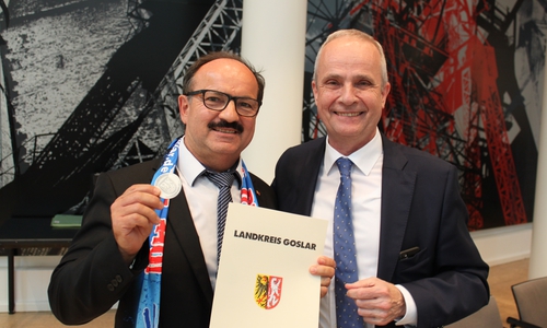 Von links: Günter Koschig und Landrat Thomas Brych. Foto: Landkreis Goslar