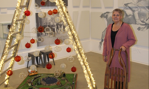 Dr. Sandra Donner, Leiterin des Museums Wolfenbüttel, vor dem Weihnachtsbaum und der Weihnachtsausstellung im Bürger Museum. Foto: Museum Wolfenbüttel

 