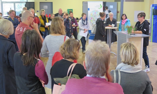 Petra Warnecke (r.) vom Sozialpsychiatrischen Dienst des Gesundheitsamtes im Landkreis Wolfenbüttel begrüßte zu Beginn der Veranstaltung die Besucherinnen und Besucher. Foto: Landkreis Wolfenbüttel