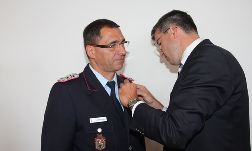 Dr. Oliver Junk steckt Stefan Schwerdhelm die Ehrennadel der Stadt
Goslar an. Foto: Sven Eisoldt