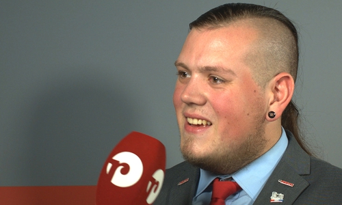 Jamie Lodge (Die PARTEI) im regionalHeute.de-Studio. Video/Foto: André Ehlers
