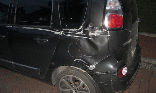 Die beschädigte Seite des Wagens. Foto: Polizeiinspektion Goslar