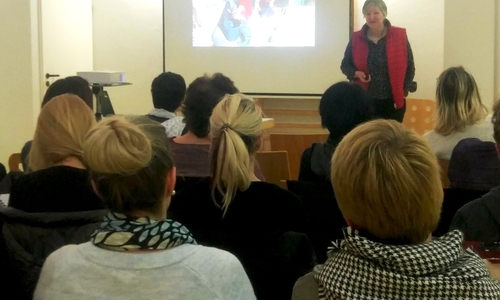 Dr. Sibylle Gerloff mit Publikum beim Vortrag zum Thema Abenteuer Schule. Foto: DRK