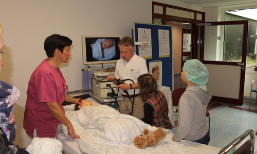 Viele spannende Aktionen beim Tag der offenen Tür im Städtischen Klinikum. Hier: Oberarzt Dr. Albrecht Grothey demonstriert eine Magenspiegelung. Fotos: Städtisches Klinikum Wolfenbüttel 