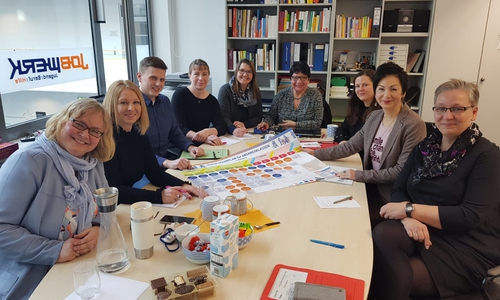Das Team des Pro-Activ-Center Wolfsburg gemeinsam mit Yannick Klaffehn (3.v.l.), Katharina Varga (3.v.r.), Immacolata Glosemeyer (2.v.r.) und Iris Bothe (rechts im Bild). Foto: Immacolata Glosemeyer