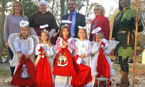 Die neuen Engel für 2018. V.l.n.r. Lena Poppitz, Emma Schmidt, Luisa Wolff, Eva Linzel und Mia Dannenberg  Dahinter die Erzieherin Brigitta Saraceni-Wanzek, die im 7. Jahr mitwirkt, Andrea Pohl, Ritter, Arndt Vinzenz Schneider von der Kreisverkehrswacht Helmstedt e.V, Claudia Gläsner, NordLB und Elisabeth Hegenbart-Doil von den Freien Ostfälischen Rittern. Foto: Achim Klaffehn