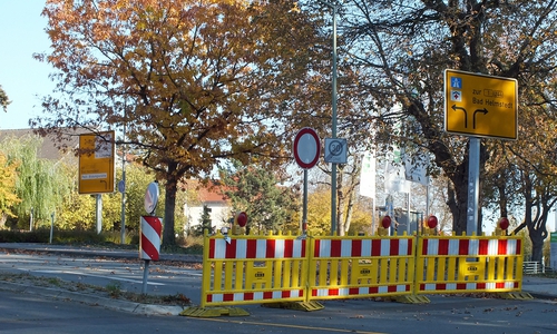 Angesichts der Baustelle in der Schillerstraße kam es zur Enttäuschung bei den ehrenamtlichen Mitgliedern des Arbeitskreises „Fahrradfreundliches Helmstedt, als erkennbar wurde, das eine Rotmarkierung der Fußgängerfurt nicht erfolgte. Foto: Achim Klaffehn