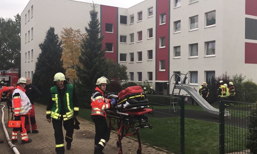 Die Polizei geht davon aus, dass das Feuer in einem Mehrfamilienhaus mit Absicht gelegt wurde. Foto: Anke Donner 