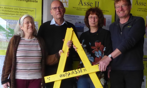 Ursula Kleber, Johannes Philipp, Heike Wiegel und Udo Stünkel bilden den Vorstand des aufpASSEn e.V., der sich kritisch mit der Lagerung radioaktiver Abfälle im ehemaligen Bergwerk Asse auseinandersetzt. Foto: 