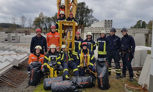 Vorne von links: Hendrik Alten (Ortsfeuerwehr Linden), Moritz Krappitz (Halchter), Sven Wehle (Wehre) , Maikel Schwarze (Schladen). 2. Reihe von links: Uwe Frobart (Stadtausbildungsleiter), Robin Schwarze (Schladen), Elisabeth Zimmermann (Kissenbrück), Bernhard Wölfer (Hornburg), Thomas Poggendorf (Ausbilder), Keith Wischnewski (Ausbilder) Alexander Kamphenkel (Ausbilder). Hintere Reihe von links: Kevin Fricke (Hornburg), Tobias Normann (Wehre), Henry Heldt (Hornburg). Fotos: Feuerwehr
