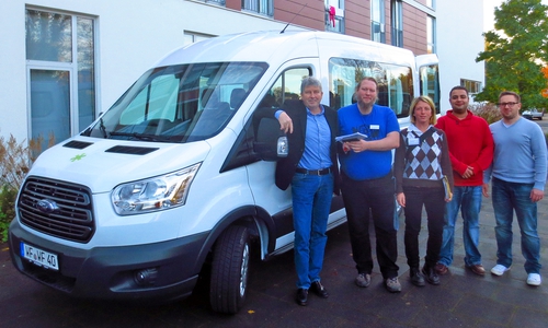 Olaf Danell, Matthias Bosse, Beate Zgonc, Ali Atoui und Benjamin Höfener mit dem neuen Stiftungsbus. Foto: Stadt Wolfenbüttel
