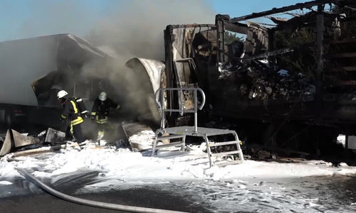 Neben dem schrecklichen Tod des Fahrers wurde auch die Asphaltdecke großflächig beschädigt. Die Einsatzkräfte vor Ort schilderten die Lage. Video: aktuell24(BM/CD)