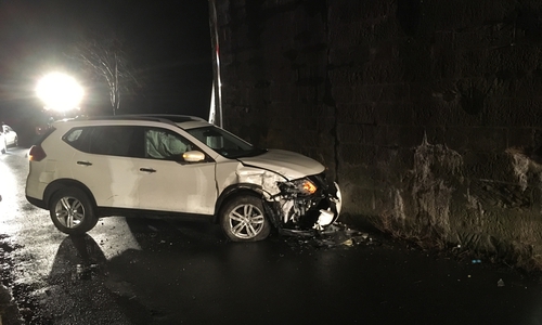 Der Wagen war gegen die Brücke geprallt. Foto: Feuerwehren Baddeckenstedt