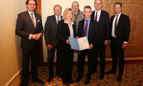 Claudia Kayser, Leiterin der Direktion Wolfsburg bei der Volksbank BraWo, überreicht Dr. Frank Kästner (Mitte), Vorstand der Stadtwerke Wolfsburg, die Urkunde für 50 Jahre Mitgliedschaft. Foto: Volksbank BraWo
