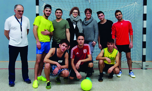 Die Flüchtlinge können sich Schuhe für den Sport leihen. Foto: Sparkasse