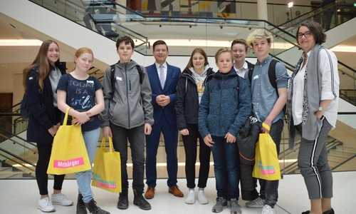 Am Ende des Tages bekamen die Schüler Tüten mit Informationsmaterial. Foto: Tobias Berger/FDP-Fraktion