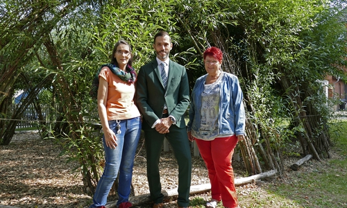 Christiane Bührig, Kreisrat für Umwelt, Bauen und Verbraucherschutz Christian Mews und Christa Meinecke schauten sich am Freitag die Weidenkirche in Wendeburg schon einmal an.  Foto: Landkreis Peine