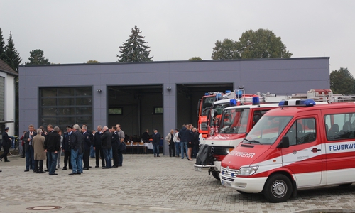 Leiferde hat ein neues Feuerwehrhaus. Es wurde am Mittwoch seiner Bestimmung übergeben. Fotos: Robert Braumann