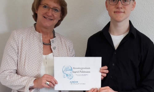 fragrancia-Ehrenaktionärin Ingrid Pahlmann erhielt von dem Schüler Arne Klingenberg eine Urkunde.  Foto: Büro Pahlmann