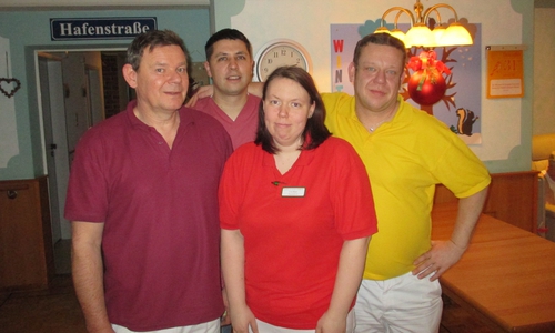 Die Silvester- und Neujahrsnachtwachen im "Sickter Senioren und Therapiezentrum. Von links: Andreas Wahlen, Ivan Kolundzija, Lisa Riepe und Lars Böggelsack. Foto: DLS