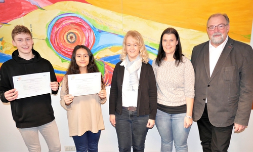 Christian Lahmer, Beyza Tabakoglu, Wencke Ahäuser (Bereichsleitung Fremdsprachen an der Kvhs Goslar), Nadine Müller (Französischlehrkraft), Hans-Peter Dreß (Schulleiter Ratsgymnasium). Foto: Ratsgymnasium Goslar