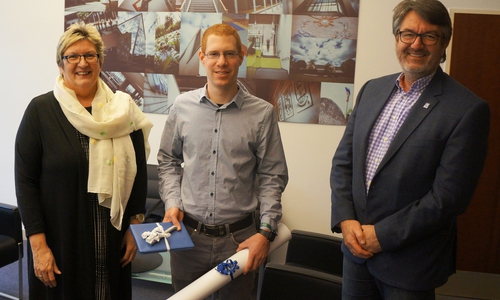 "Herzlich willkommen an der Ostfalia" (von links): Prof. Dr. Rosemarie Karger, Lukas Heindorf, und Volker Küch. Foto: Evelyn Meyer-Kube