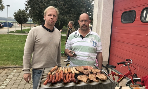 Ortsbrandmeister Dr. Andreas Bock und Grillmeister Klaus-Rüdiger „Mörtel“ Peik bei Grillen in Dorstadt. Foto: Peter G. Matzuga