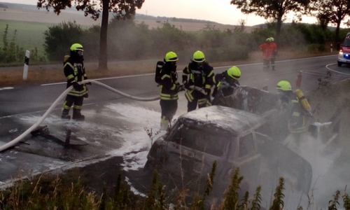 Der Mini stand in Vollbrand und musste durch die Einsatzkräfte abgelöscht werden. Fotos: Feuerwehr Liebenburg