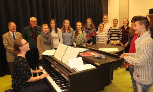 Der Chor des Gymnasiums im Schloss probte am Mittwoch für seinen Auftritt beim Musikfest "Viva la musica". Fotos: Anke Donner 