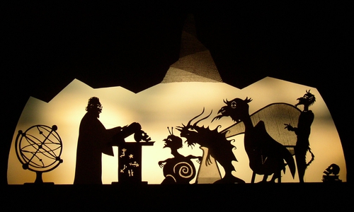 Eine Schattentheater-Szene aus Dr. Faustus. Foto: Schattentheater Vagantei Erhardt