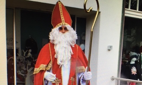 Udo Reimann tritt als Weihnachtsmann auf und verteilt Schokolade. Foto: Udo Reimann