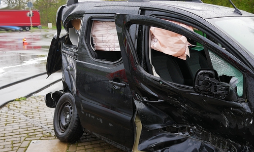 Durch den Unfall wurde ein Auto massiv geschädigt. Fotos: Alexander Panknin