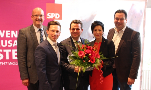 Ingolf Viereck (Konferenzleiter) und die SPD-Kandidaten Falko Mohrs (Bundestag Wolfsburg), Hubertus Heil (Bundestag Gifhorn/Peine), Immacolata Glosemeyer (Landtag Wolfsburg) und Tobias Heilmann (Landtag Nordkreis Gifhorn). Foto: Christoph Böttcher