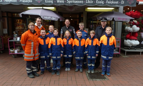 Die Jugendfeuerwehr Winnigstedt erhielt von dem Eigentümer des Wishkyhofes Jörn Zeisbreich eine Spende in Höhe von 1000 Euro. Foto: JF Winnigstedt