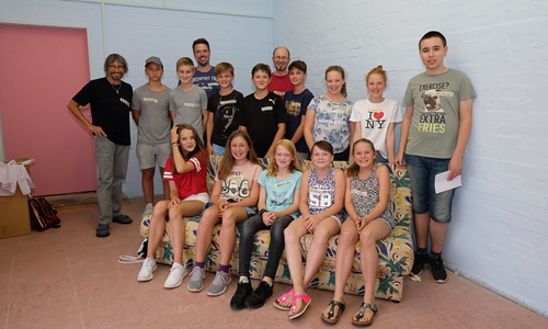 Probesitzen auf dem Sofa im Destedter Jugendraum. Foto: Frank Schildener