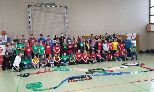 Gespannt warten die Schüler auf das im Team erstellte Dominospiel. Fotos: Haupt- und Realschule Königslutter
