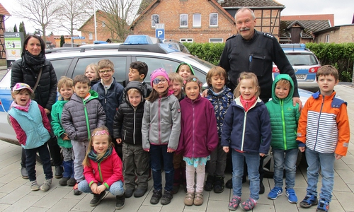 Die Kita-Kinder besuchten das Polizeikommissariat in Meine. Foto: Polizei