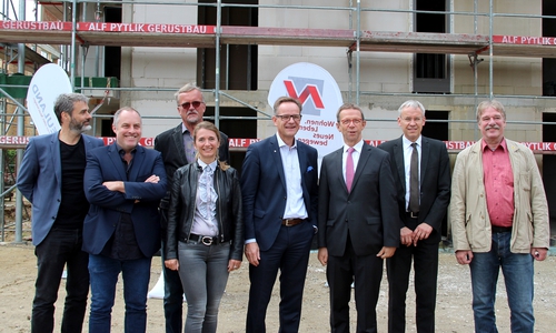 Feierten gemeinsam Richtfest: Jörg Finkbeiner und Klaus Günter (beide Partner und Partner Architekten), Wilfried Andacht, stellvertretender Aufsichtsratsvorsitzender der Neuland, Irina Helm, Leiterin Immobilienmanagement der Neuland, Neuland-Geschäftsführer Hans-Dieter Brand, Oberbürgermeister Klaus Mohrs, Stadtbaurat Kai-Uwe Hirschheide und
Ortsbürgermeister Ralf Mühlisch. Foto: Neuland