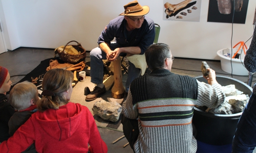 Experimentalarchäologe Andreas Benke zeigt steinzeitliche Werkzeugherstellung. Foto: paläon