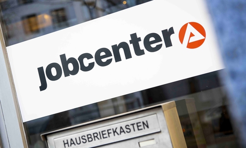 Mehr Geld für weniger Arbeitslose: Damit Hartz-IV-Empfänger schneller eine vollwertige Stelle finden, zahlen die Jobcenter jetzt höhere Lohnzuschüsse an Unternehmen. Dafür gibt es rund vier Milliarden Euro aus dem Bundeshaushalt. Foto: IG BAU