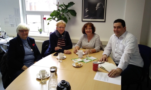 Die Gifhorner Landfrauen (von links) Ilona Jäger, Ilsemarie Dralle und Jutta Tietge im Gespräch mit dem Landtagsabgeordneten Tobias Heilmann. Foto: Privat
