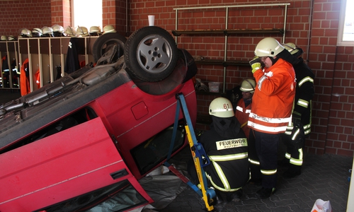 Wie bekommt man mit einfachen Mitteln Zugang zu einem auf dem Dach liegenden Auto? Fotos/Video: Alexander Dontscheff