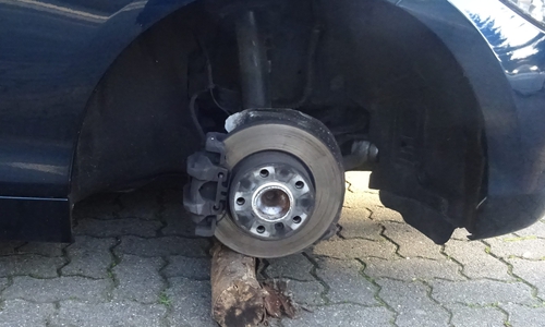 Aufgebockt und abmontiert. Fotos: Polizei Peine