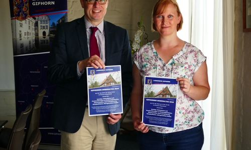 Landrat Dr. Andreas Ebel und Inga Binnewies, Abteilung Bauordnung, Ortsplanung, freuen sich auf den ersten Gifhorner Denkmaltag am 25. Mai. Foto: Landkreis Gifhorn